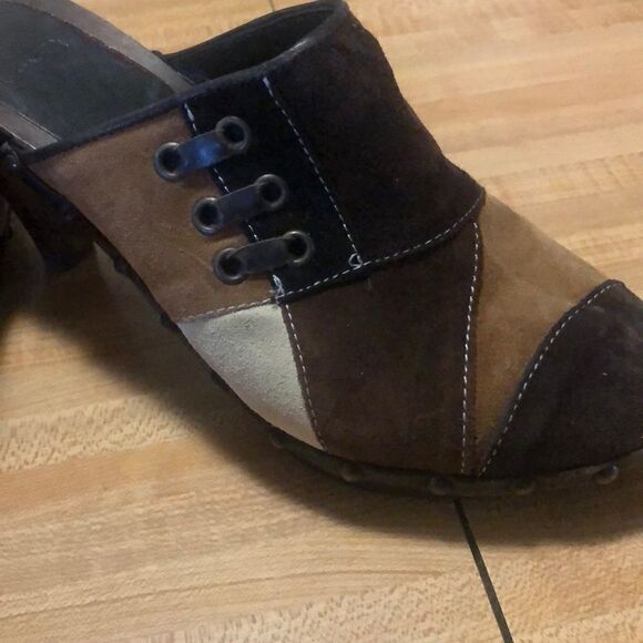 ⬇️Wooden Leather Coach Heels - Picture 5 of 6